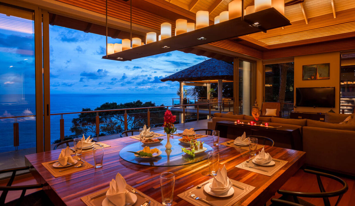 Baan Banyan - Dining room in the evening