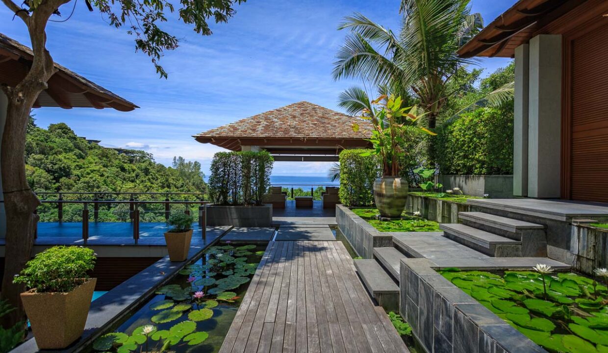 Baan Banyan - Entrance and Sala