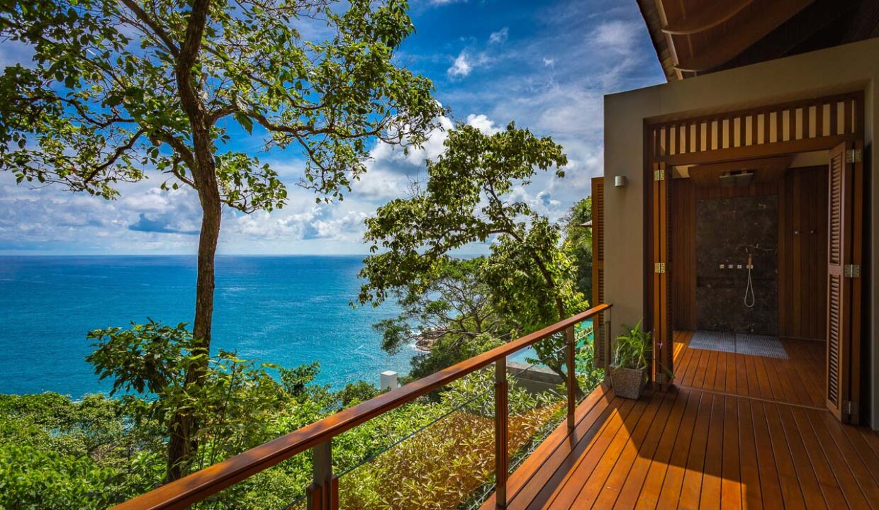 Baan Banyan - Suite Room 1 balcony with outdoor shower