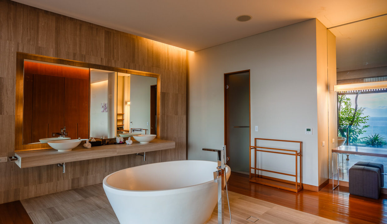 Baan Banyan - Suite Room 3 ensuite bathtub
