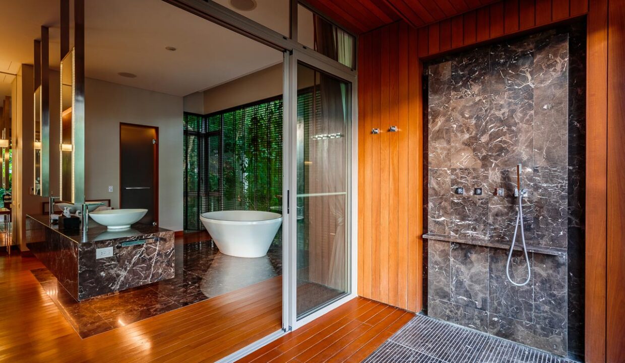 Baan Banyan - Suite Room 4 ensuite and outdoor shower