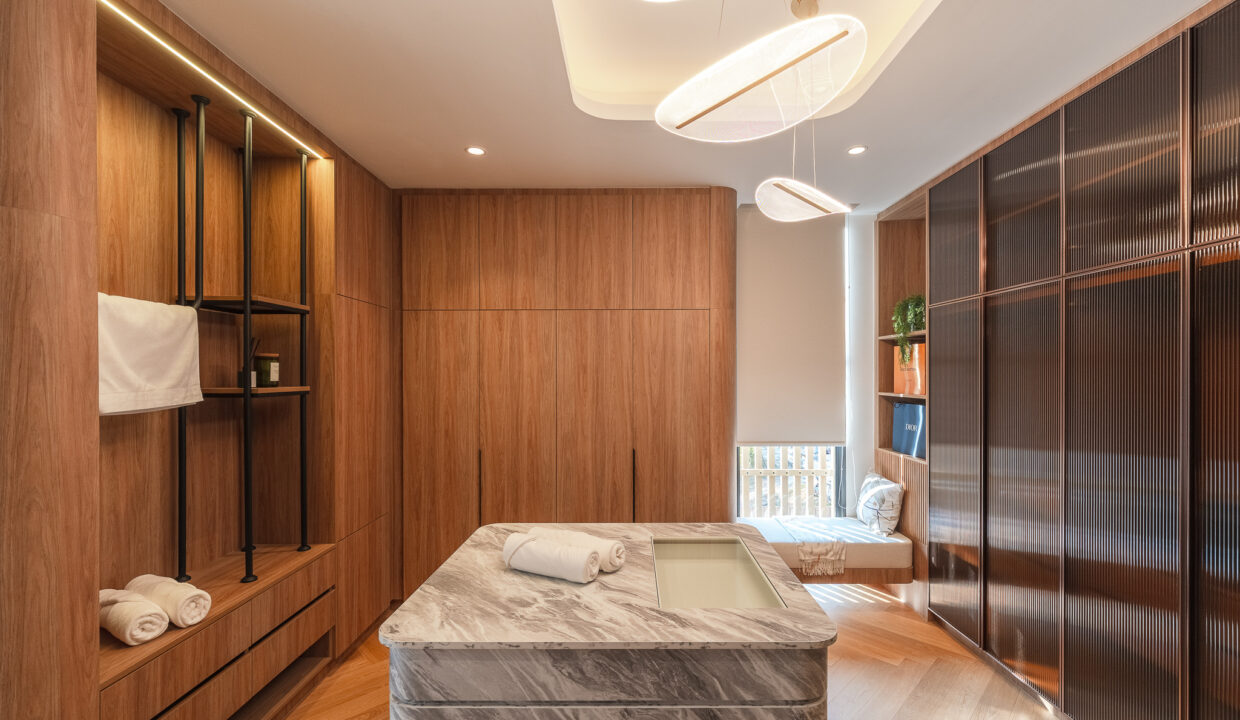 Interior Master walk-in closet 01