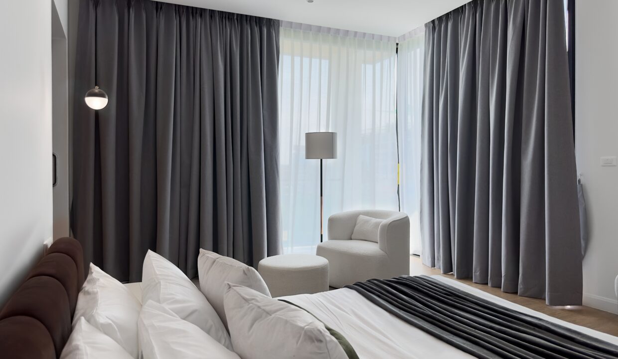 21 Master bedroom