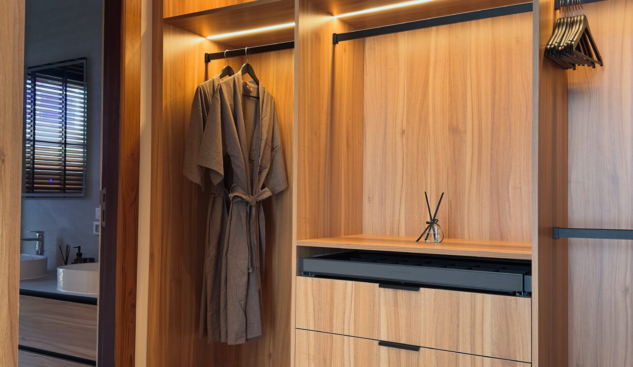 24 Master wardrobe