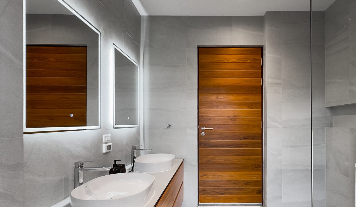 27 Master Bathroom