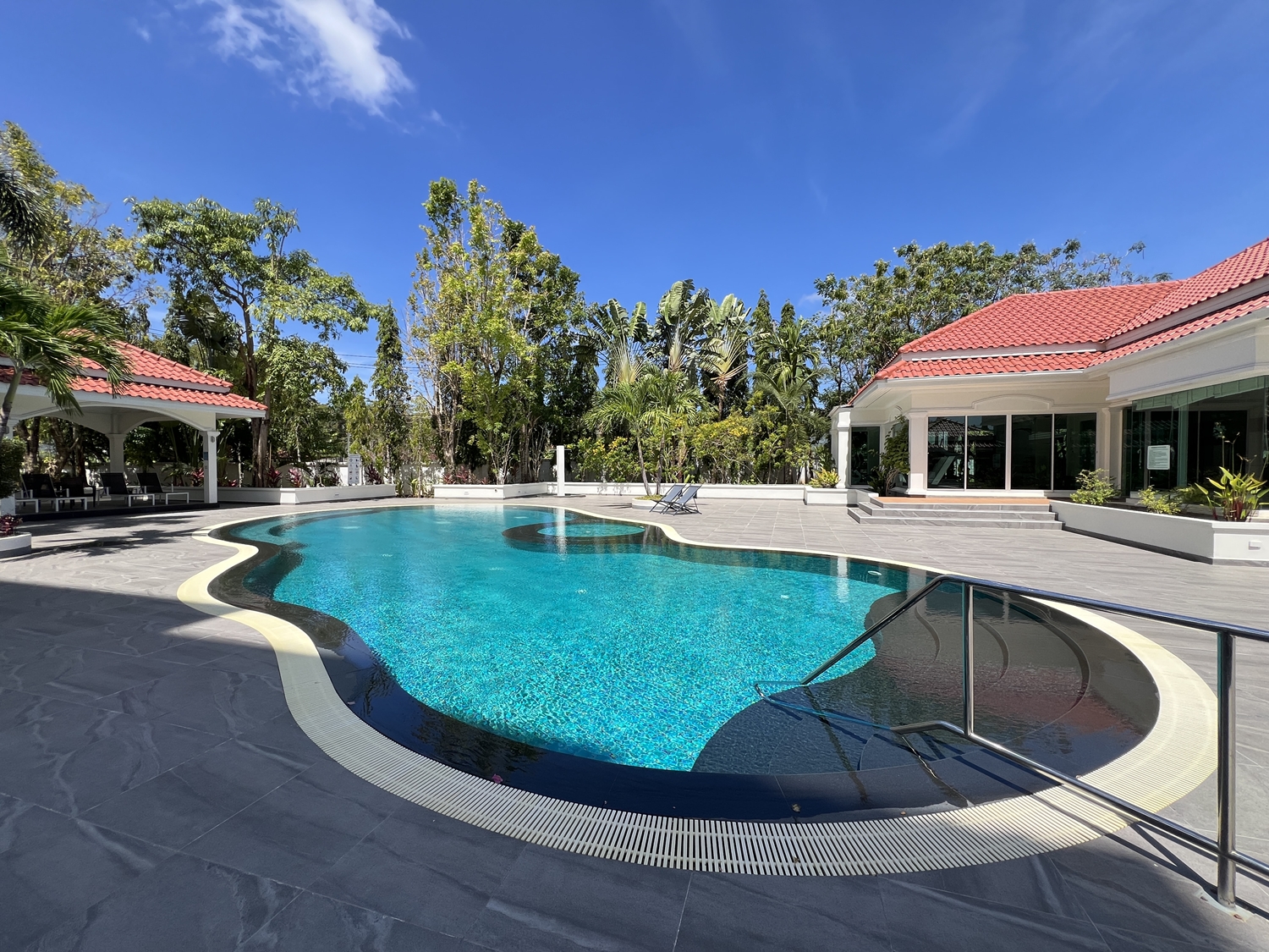 Large 2 bedrooms apartment for sale in Kathu center