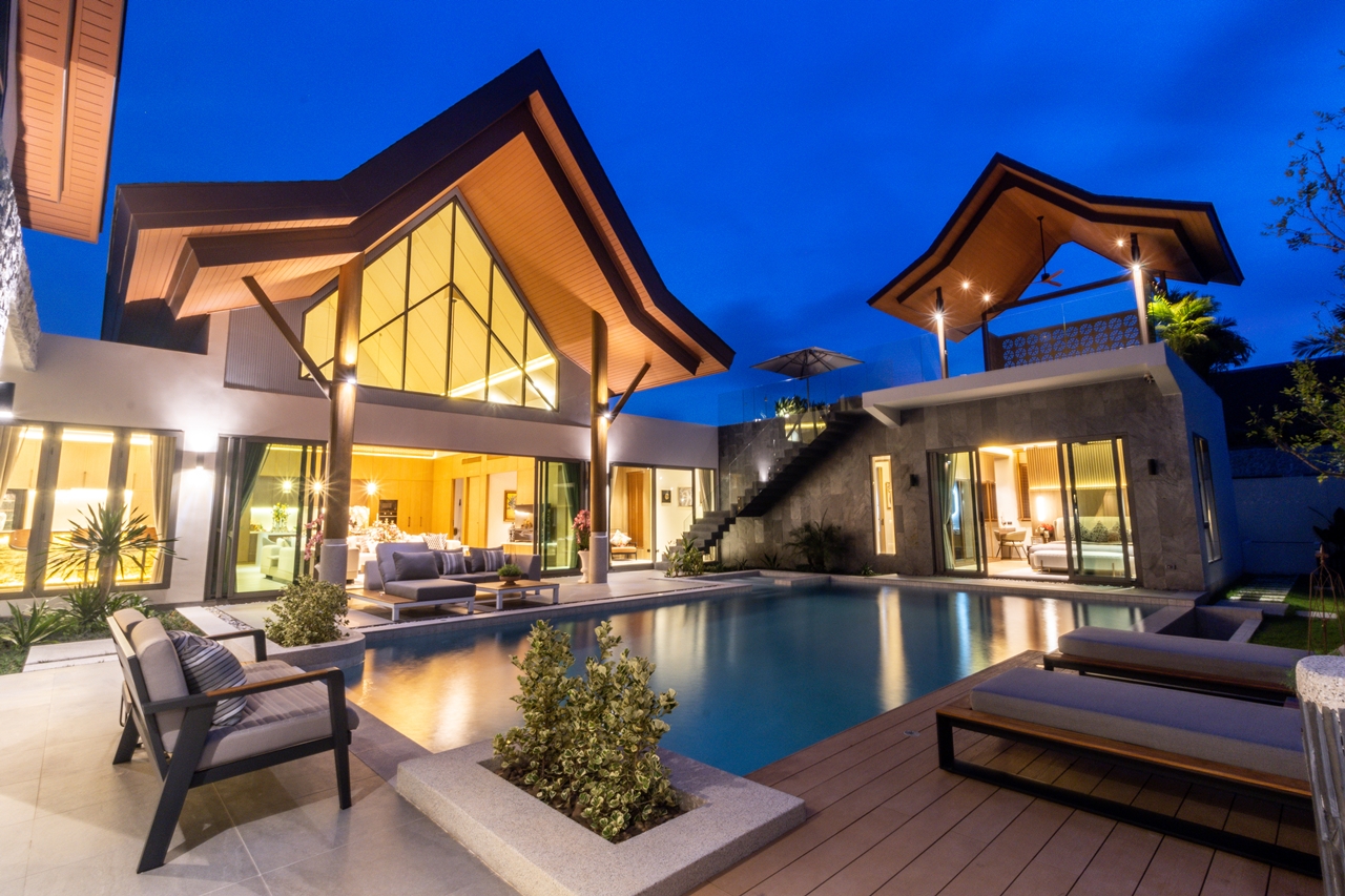 Ready to move in Luxury 4 bedrooms pool villa closed to Layan beach