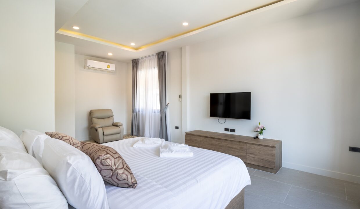 RE master bed 1